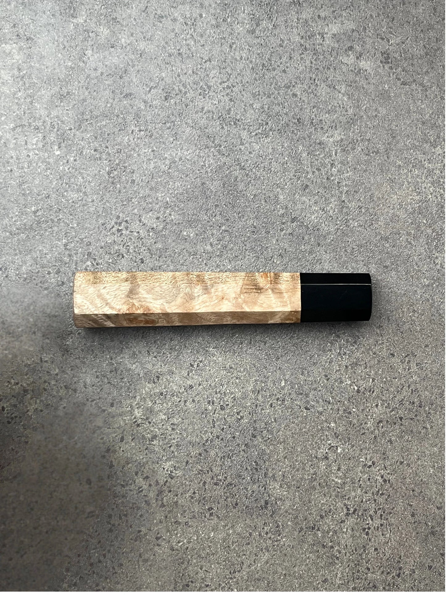 Rukojet z kudrnatého javoru (maple burl) osmihranná